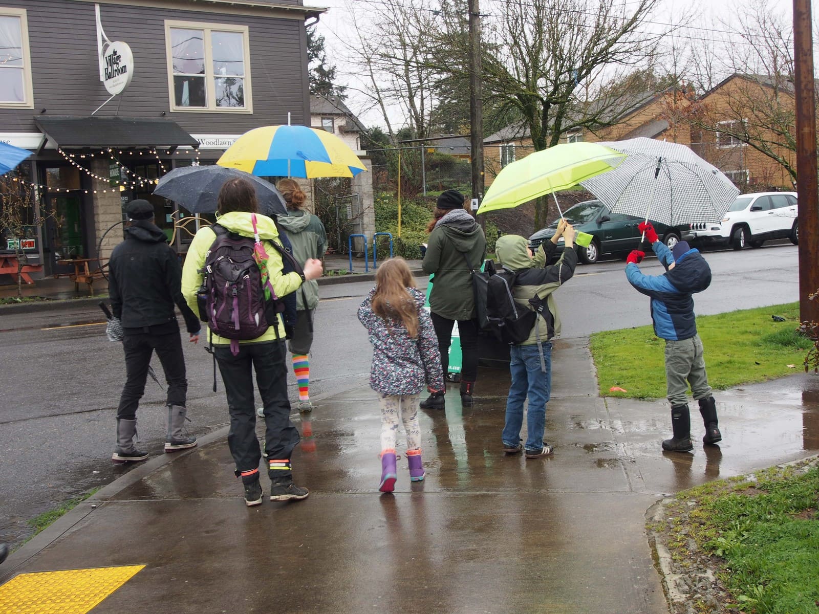 Kids walking in Woodlawn in rain